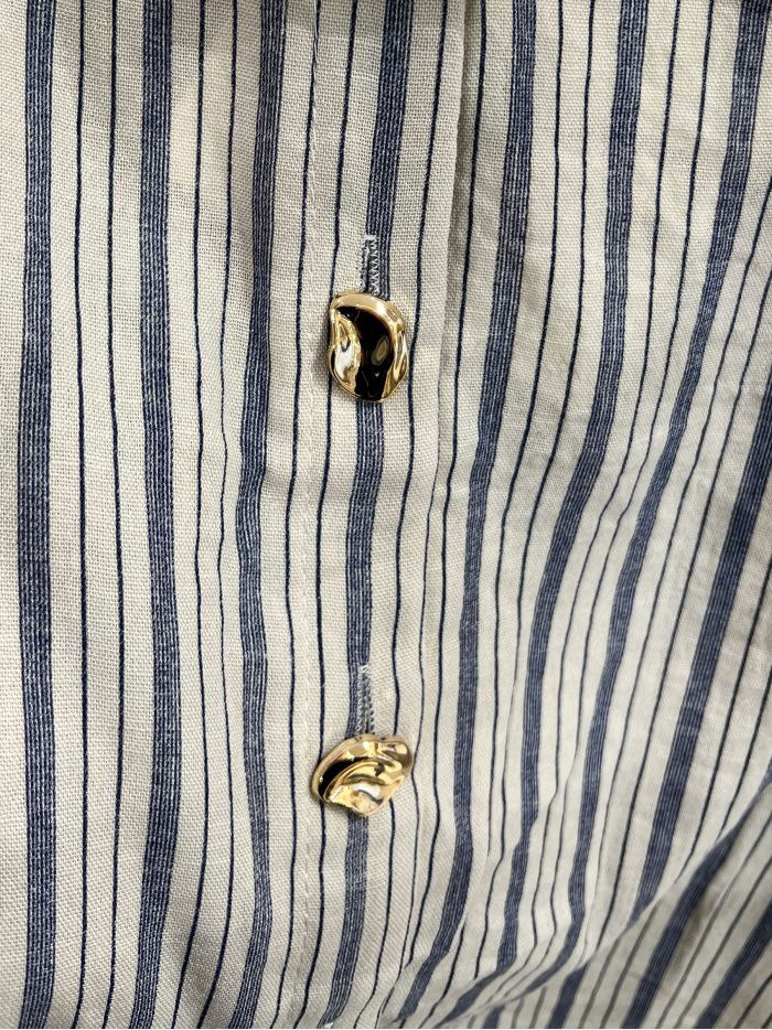 Conjunto de efecto lino: camisa rayas con botones dorados y short