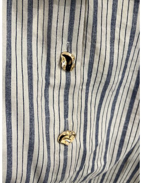Conjunto de efecto lino: camisa rayas con botones dorados y short