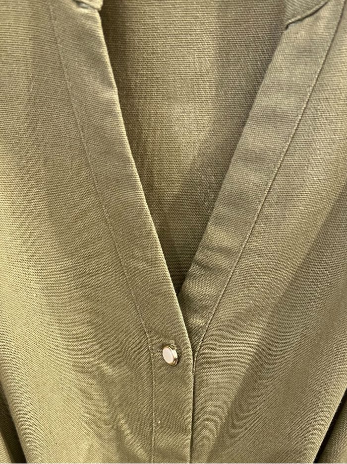 Vestido midi sin mangas con cinturón