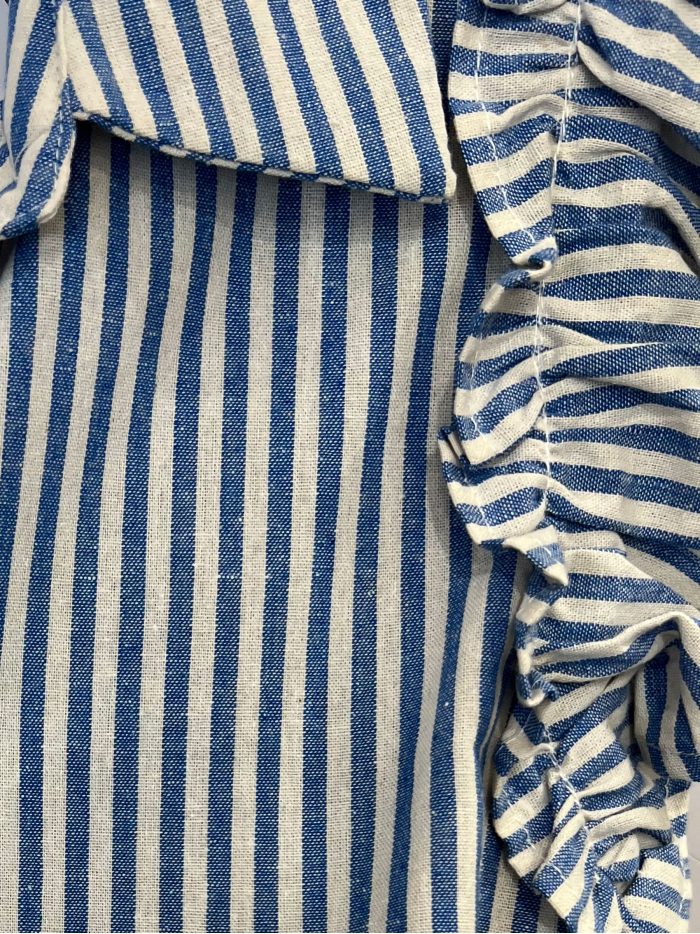 Vestido curto listrado estilo camisa com babado