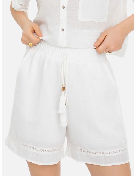 Short fluido con cordón y puntilla