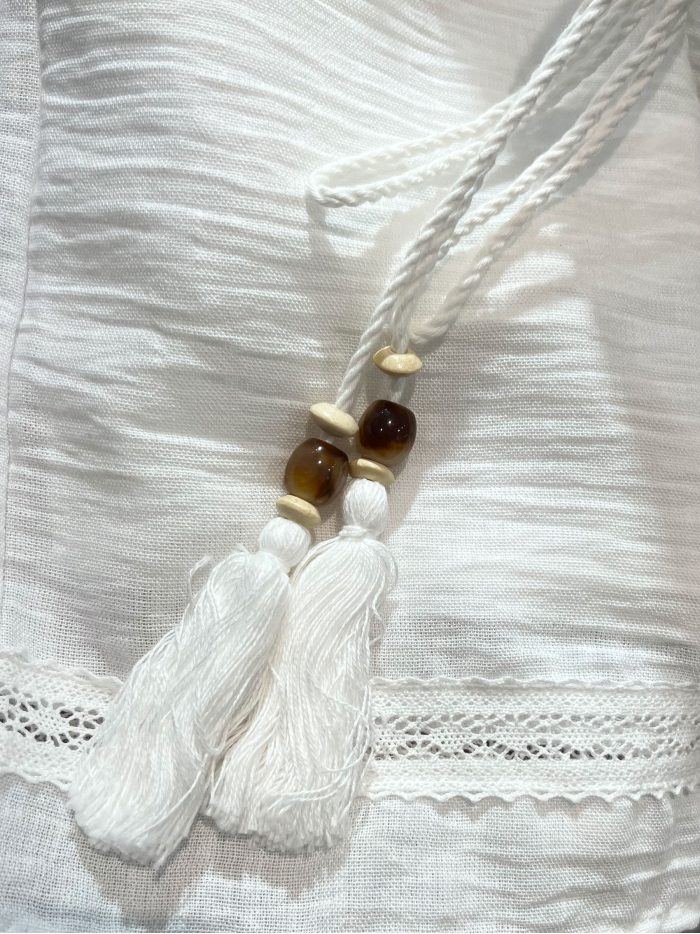 Short fluido con cordón y puntilla