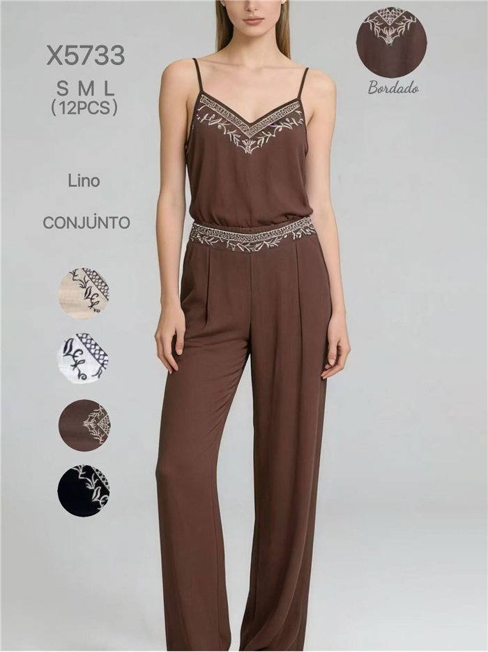 Conjunto de blusa bordada e calça plissada