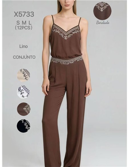 Conjunto de blusa bordada e calça plissada