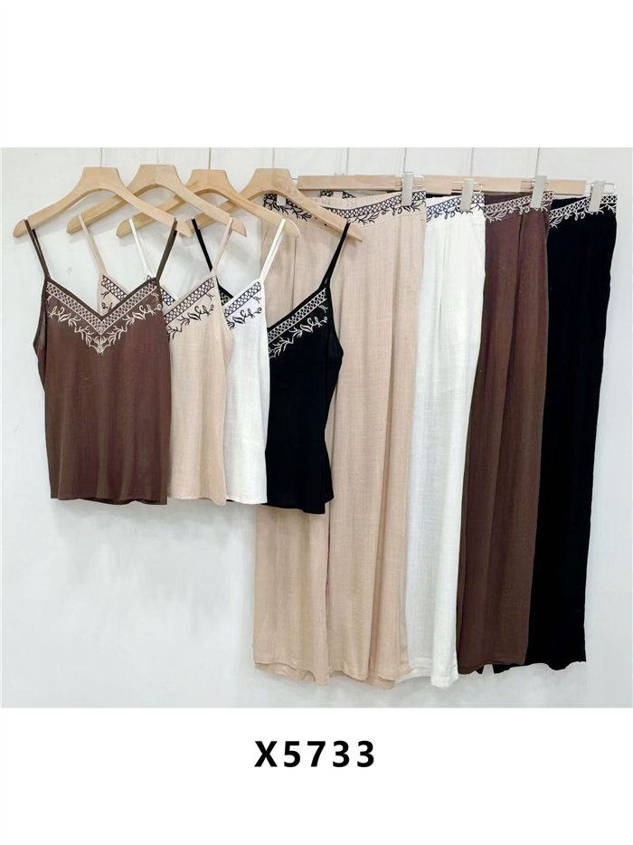 Conjunto de blusa bordada e calça plissada