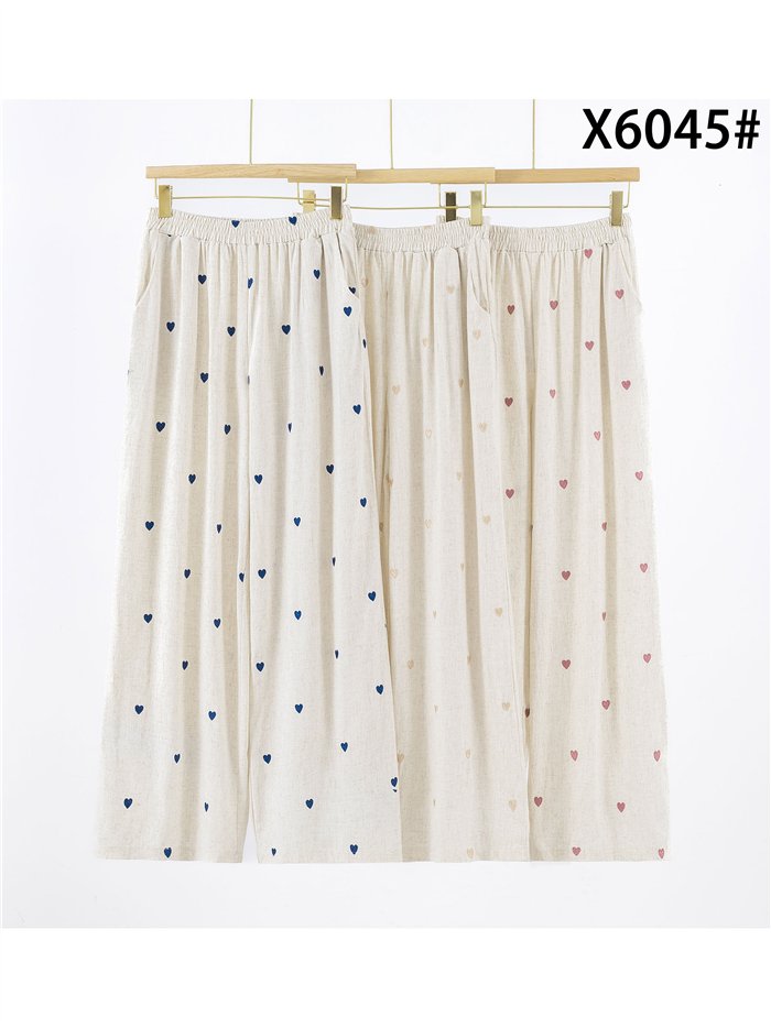 Pantalón recto con corazones bordados