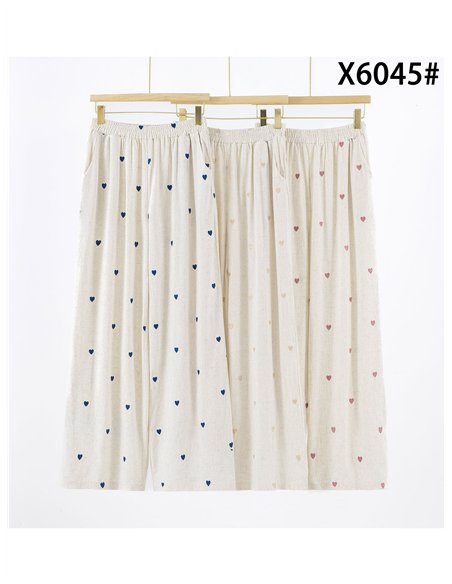 Pantalón recto con corazones bordados