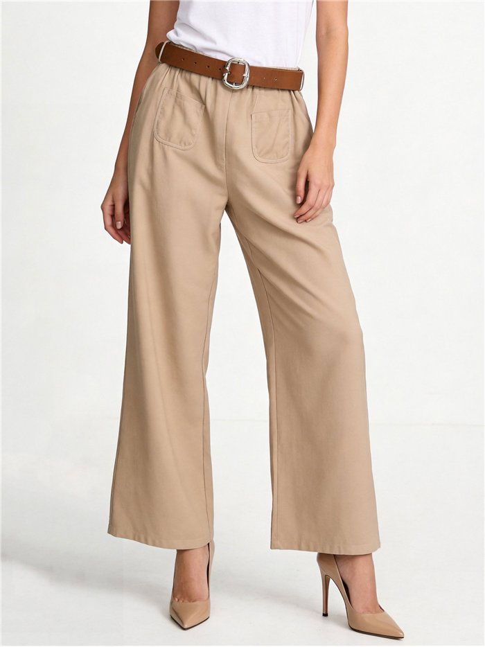 Calças de corte reto com bolsos e cinto.
