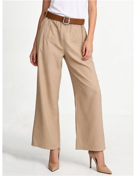 Calças de corte reto com bolsos e cinto.