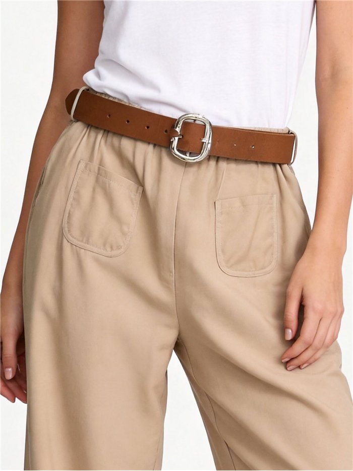 Calças de corte reto com bolsos e cinto.