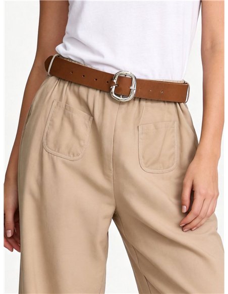 Calças de corte reto com bolsos e cinto.