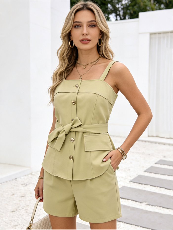 Conjunto de top tirante con cinturón y short