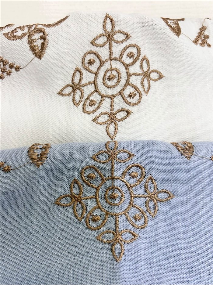 Blusa bordada con manga fruncida