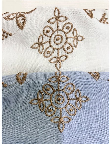 Blusa bordada con manga fruncida