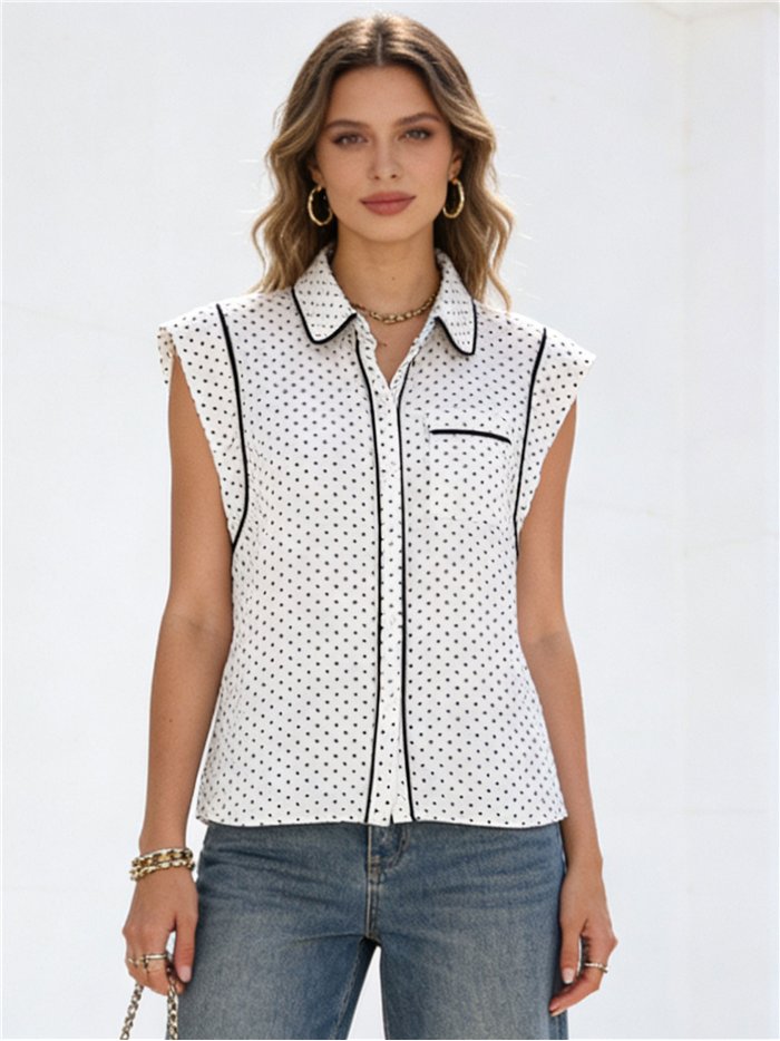 Blusa sem mangas com estampa de bolinhas e detalhes contrastantes.