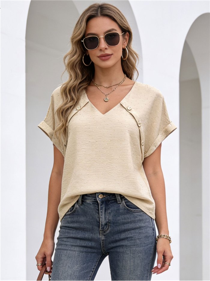 Blusa com strass e botões decorativos.