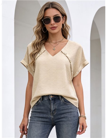 Blusa com strass e botões decorativos.