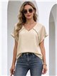 Blusa com strass e botões decorativos.