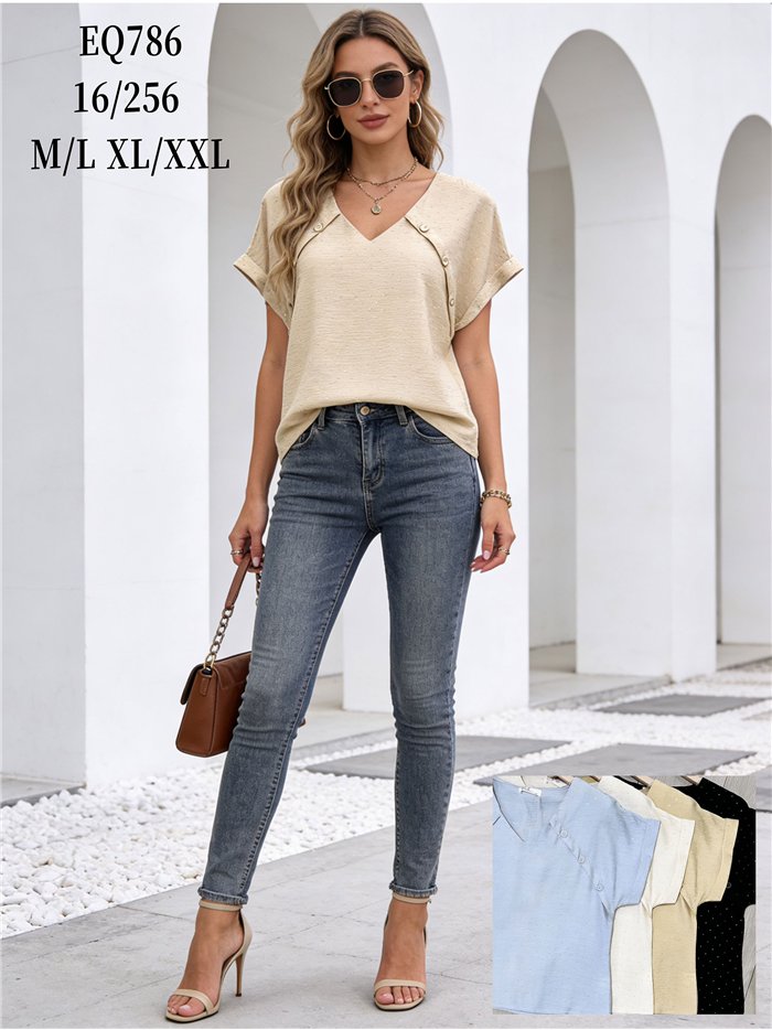 Blusa com strass e botões decorativos.