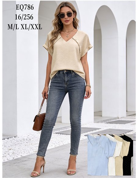 Blusa com strass e botões decorativos.