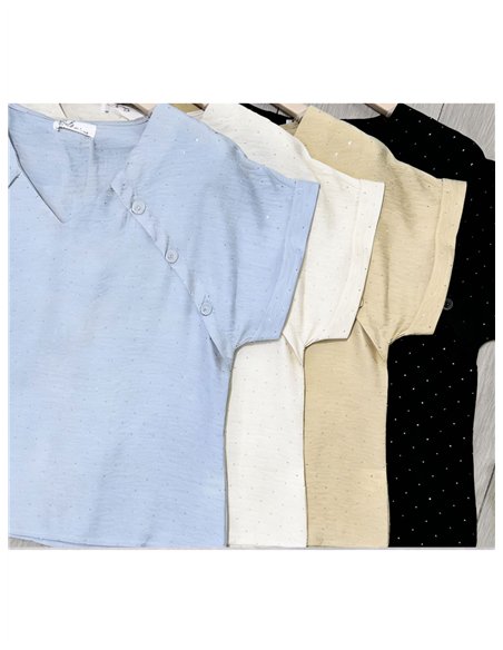 Blusa com strass e botões decorativos.