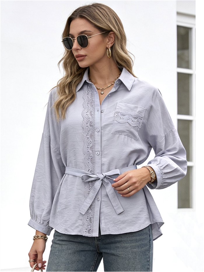 Camisa con encaje y cinturón