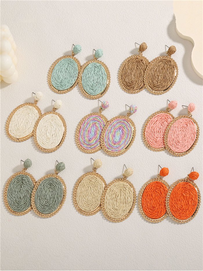 Pendientes ovalados de rafia con borde dorado