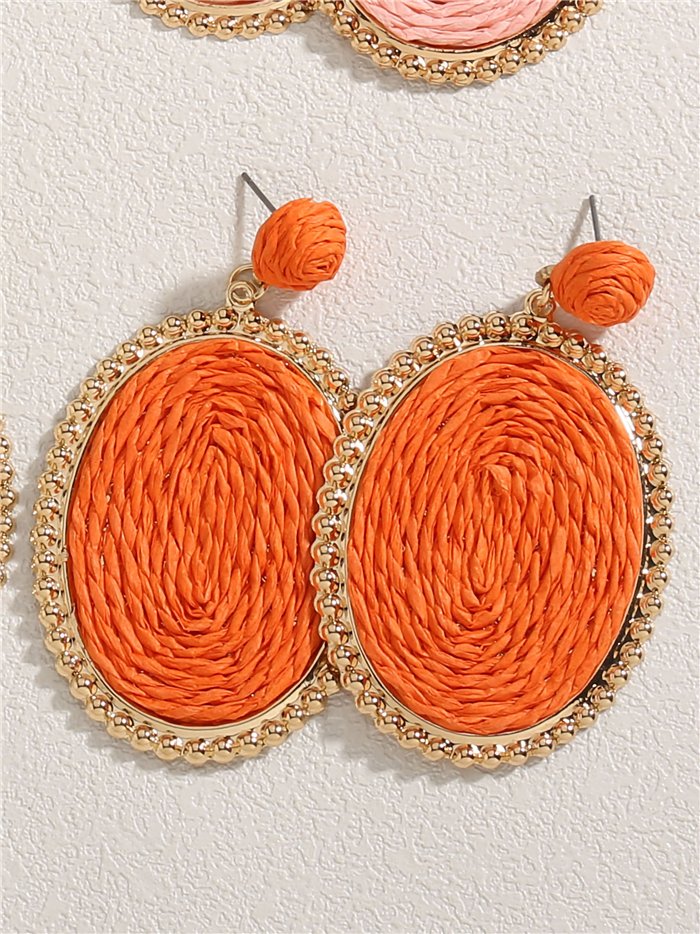 Pendientes ovalados de rafia con borde dorado