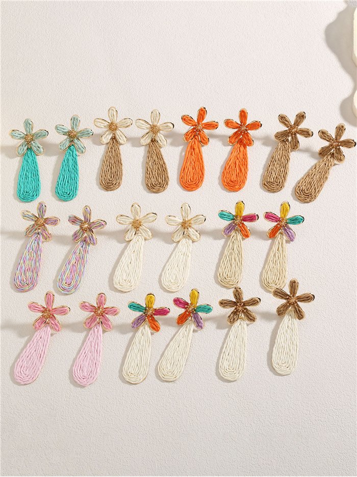 Pendientes lágrima de rafia con flor