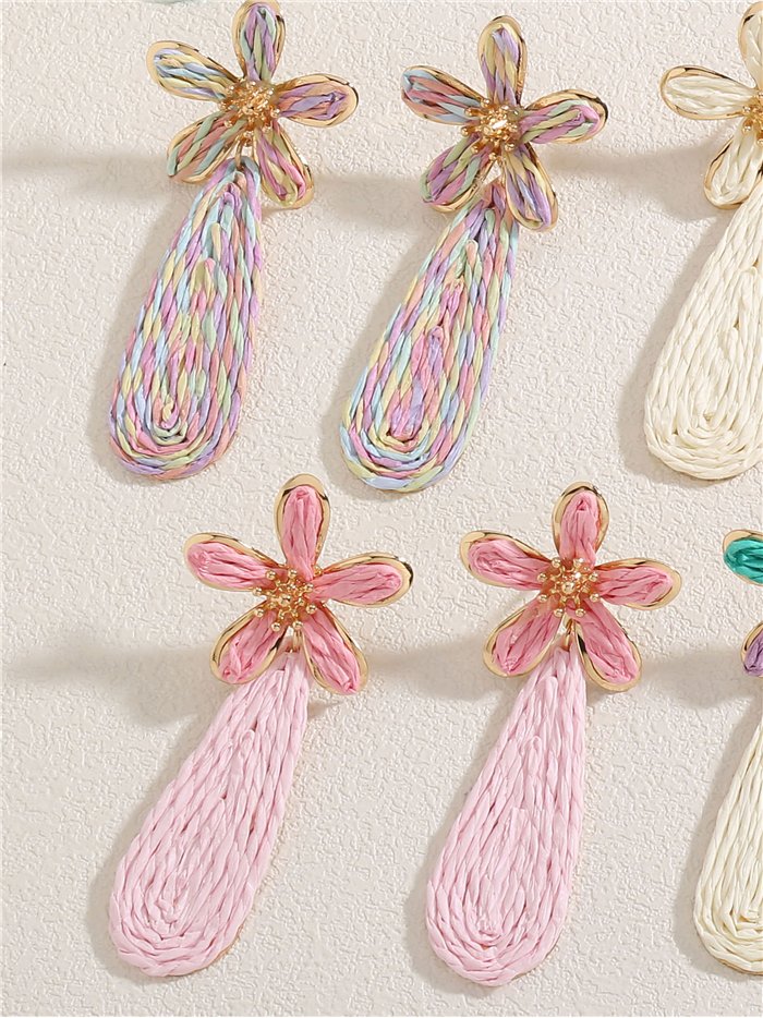 Pendientes lágrima de rafia con flor