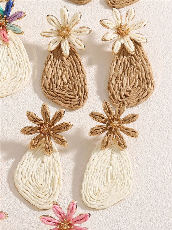 Pendientes lágrima maxi de rafia con flor