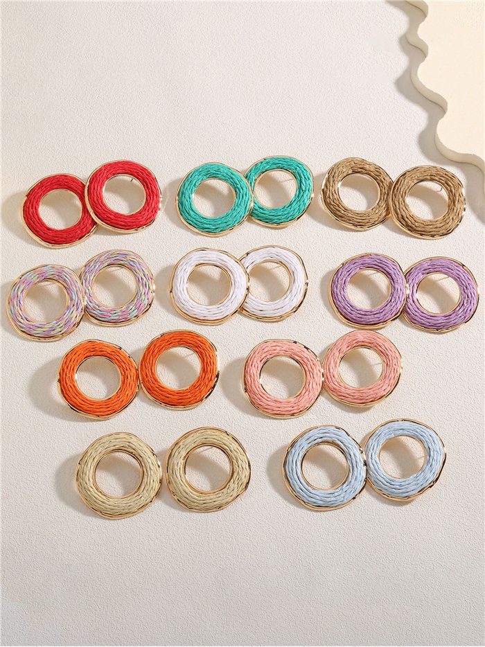 Orecchini a cerchio rotondi in rafia con finiture dorate