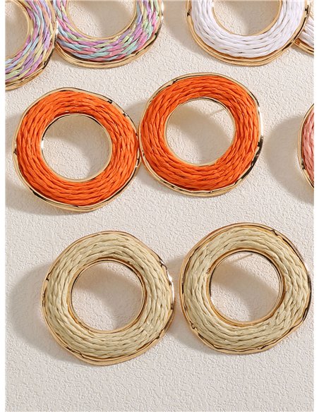 Orecchini a cerchio rotondi in rafia con finiture dorate