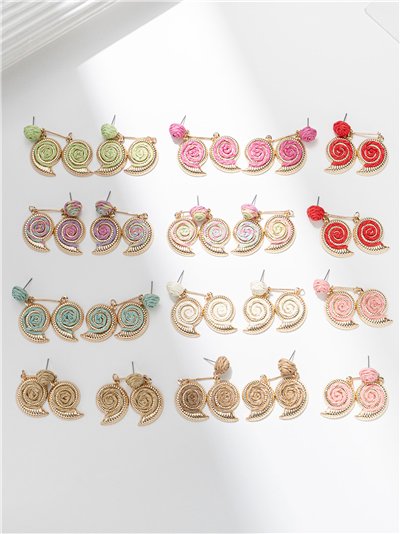 Pendientes espiral de rafia con marco dorado