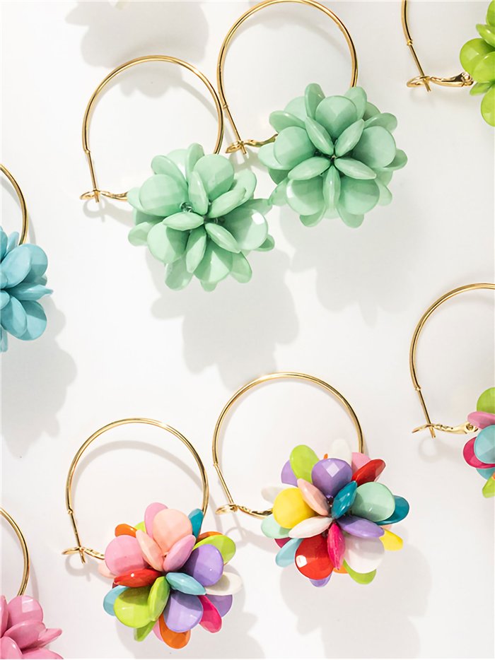 Pendientes de aro con flor de pétalos