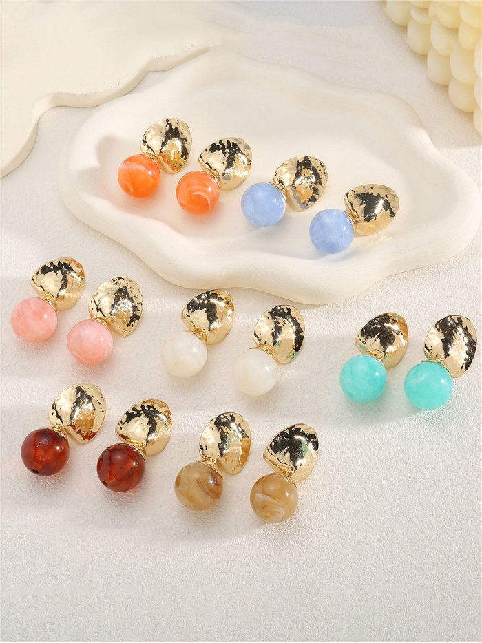 Boucles d'oreilles martelées avec boule en résine
