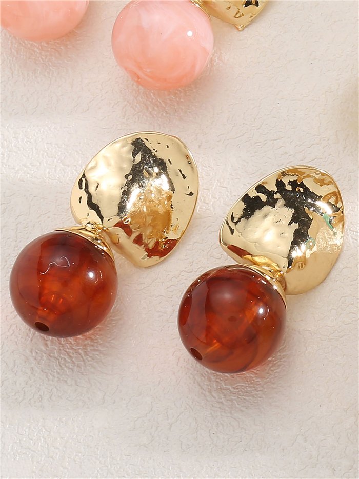 Boucles d'oreilles martelées avec boule en résine