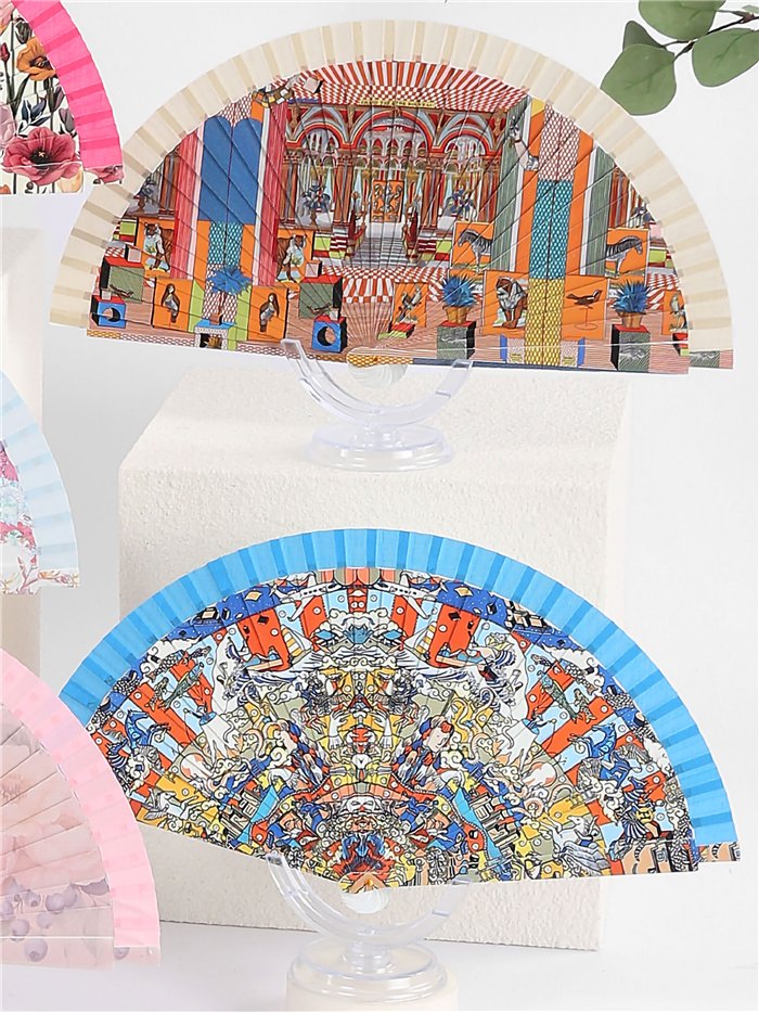 Leque com estampa de colagem artística