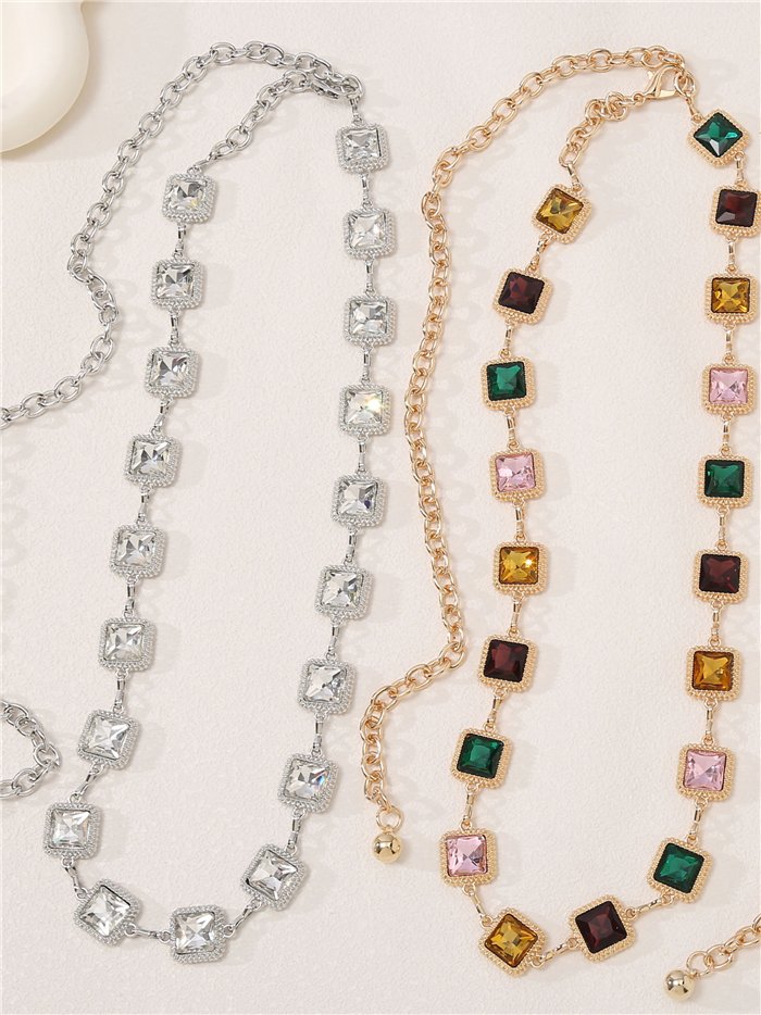 Cinto cravejado de joias com cristais quadrados.