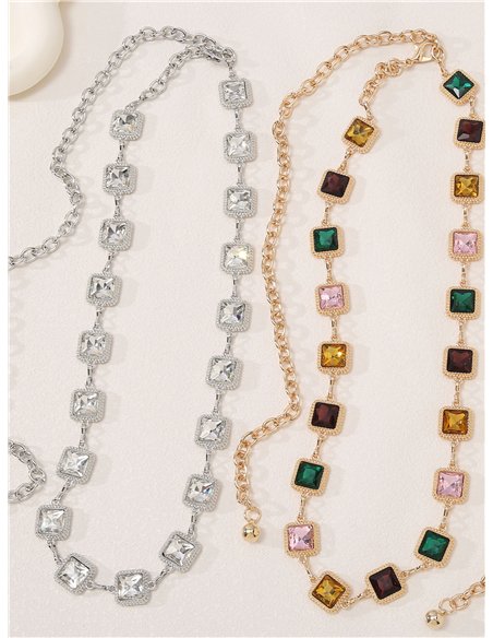 Cinto cravejado de joias com cristais quadrados.