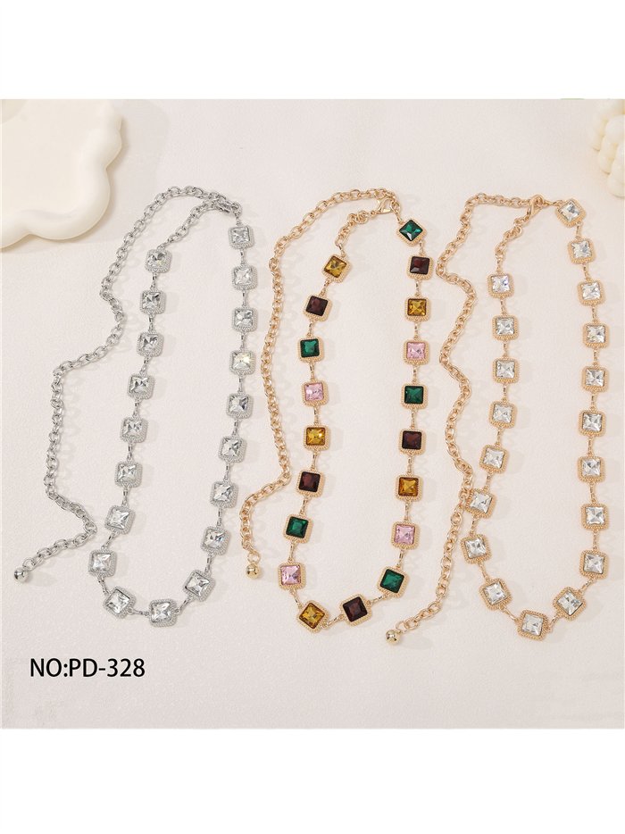 Cinto cravejado de joias com cristais quadrados.