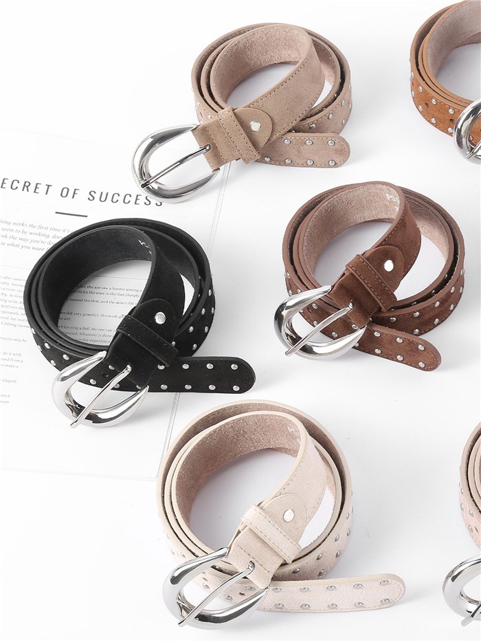 Ceinture en faux daim cloutée