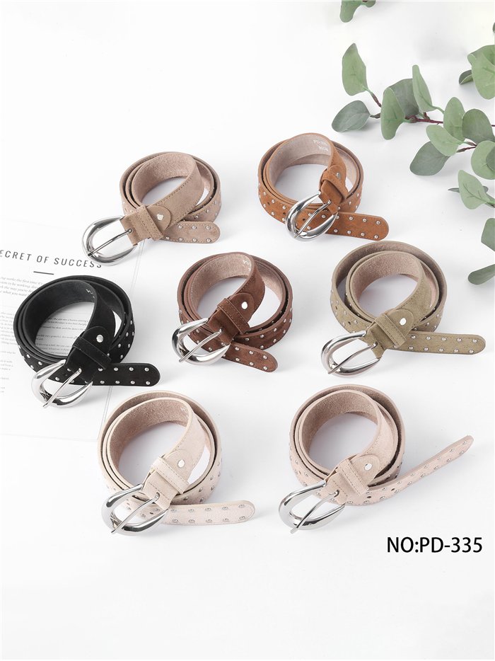 Ceinture en faux daim cloutée