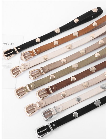 Dünner Gürtel in Wildlederoptik mit metallischen Herzen