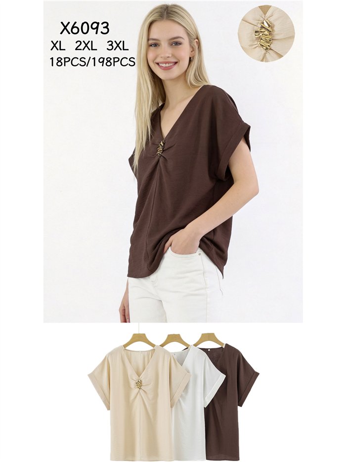 Blusa talla grande con detalle joya