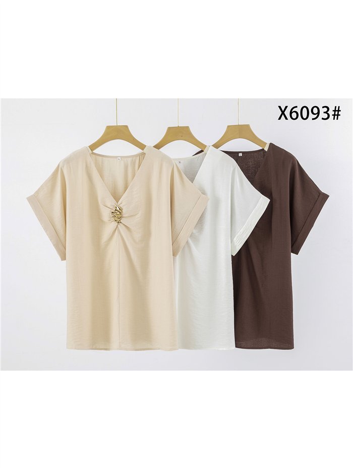 Blusa talla grande con detalle joya