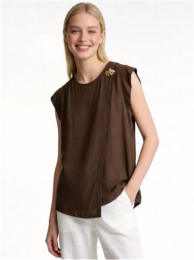Top sin mangas talla grande con broche dorado