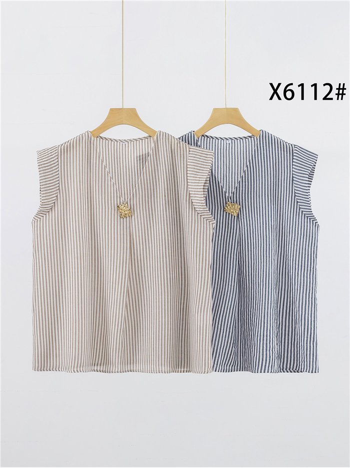 Top de rayas talla grande con detalle joya
