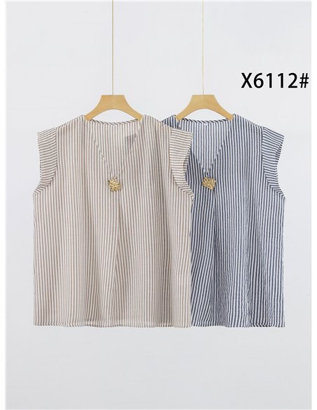 Top de rayas talla grande con detalle joya