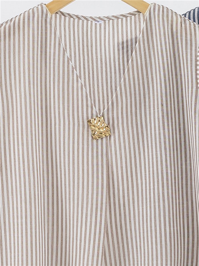 Top de rayas talla grande con detalle joya